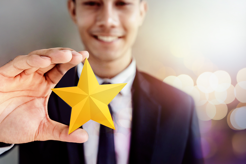 How retail brands are rewarding employees this year | FlexGenius | Employee with star reward